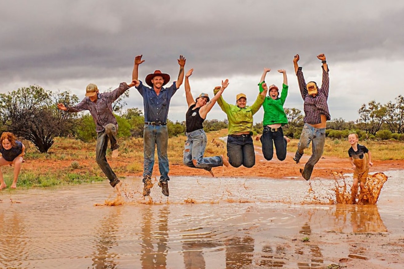 Farming families rejoice as rain drenches properties at Bulloo Downs near Thargomindah.(Supplied: Mazzle Dazzle Photography)
